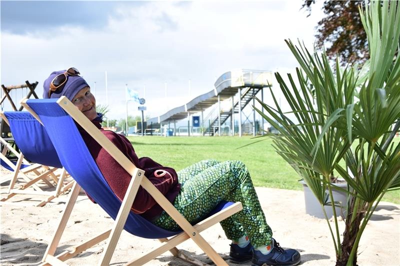 Schwimmmeisterin Berit Ney hat es sich an der neuen Beachbar gemütlich gemacht und freut sich auf die neue Saison. Foto: Battmer