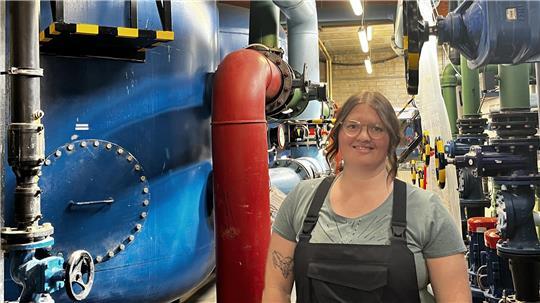 Schwimmmeisterin Hannah Andreasson hat die Badenden und die Technik im Blick.