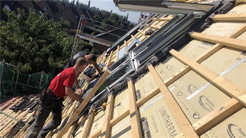 Schwindelfrei sollte man sein: Dachdeckermeister Torben Viets und Vorarbeiter Mirko Natzke haben damit kein Problem.