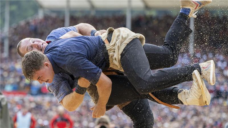 Bilder des Tages Schwingen: Joel Wicki (hinten) und Michael Moser messen ihre Kräfte beim Eidgenössischen Schwing- und Älplerfest in Mollis in der Schweiz.
