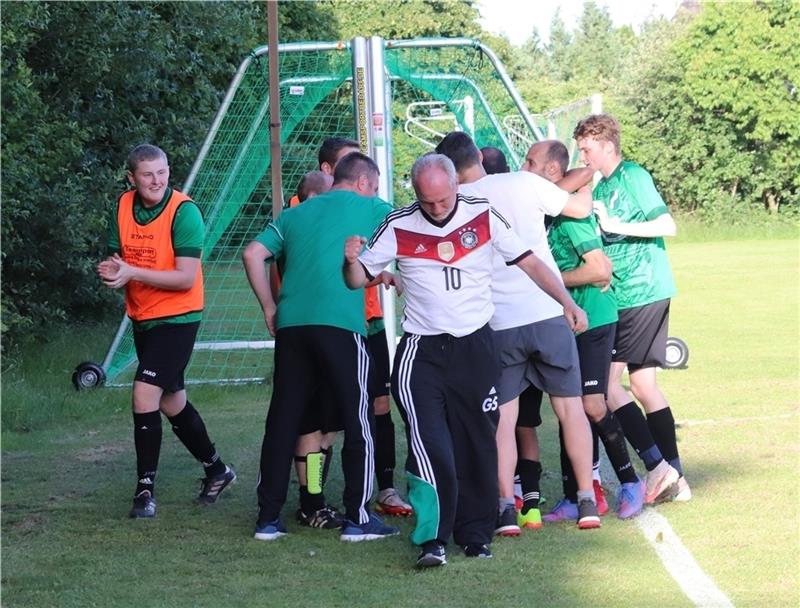 Schwinges Trainer Günter Schultka freut sich über den ersten Sieg der Saison.