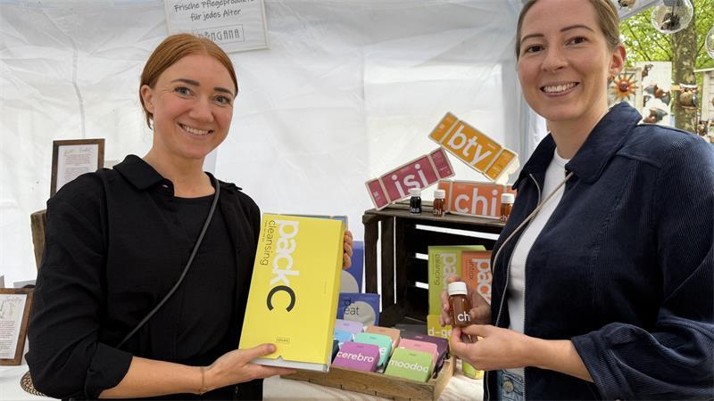 High-Tech-Mähroboter bis Naturkosmetik: Die Trends auf der LebensArt Schwören auf natürliche Kosmetik: Janna Wellbrock (links) und Alice Ariens.