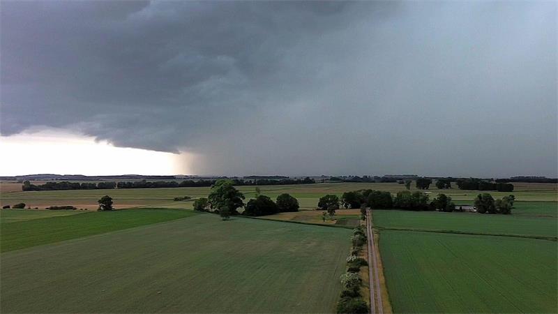 Schwüles Wetter geht in Deutschland auch oft mit Gewittern einher. (Archivbild)