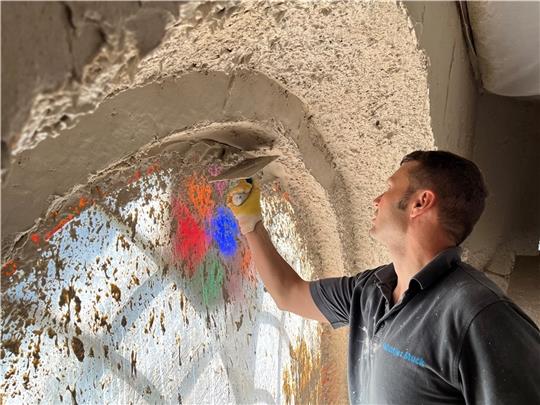 Schwungvoll: Mit der Glättekelle sorgt Thomas Beland in der St.-Martini-Kirche nach dem Auftragen des Putzes für eine glatte Oberfläche. Fotos: Vasel
