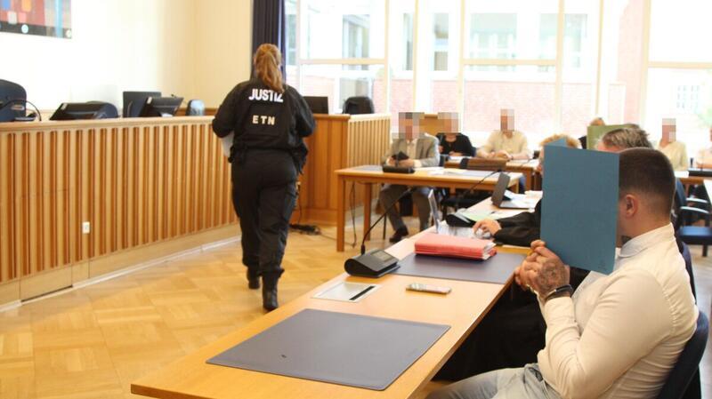 Brutales Tötungsdelikt an Heiligabend: Stader Staatsanwalt fordert hohe Haftstrafe Schwurgerichtssaal des Landgerichts Stade: Die Beweisaufnahme vor der 4. Großen Jugendstrafkammer ist abgeschlossen; am Montag wurden die Plädoyers gehalten.