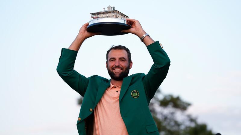 Nach Masters-Triumph: Schefflers neue Familien-Prioritäten Scottie Scheffler hält die Trophäe nach seinem Sieg.