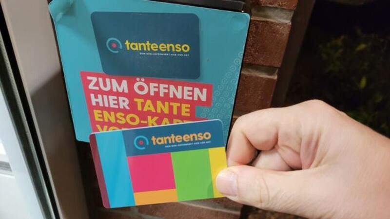 Nachts allein im „Tante Enso“-Supermarkt – Diebstähle als Problem? Seam, öffne dich: Mit der Tante-Enso-Karte kommt man auch zu nachtschlafender Zeit in den Supermarkt.