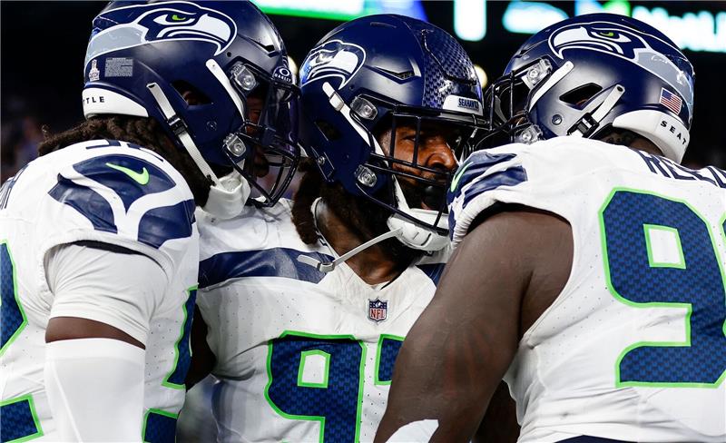 Seattles Mario Edwards Jr. (M.) lässt sich feiern, nachdem er einen Ballverlust von Giants-Quarterback Daniel Jones forciert hat.