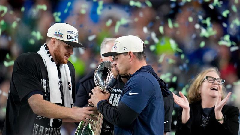Seattles Quarterback Sam Darnold (l) und Coach Mike MacDonald feiern den Super-Bowl-Triumph.