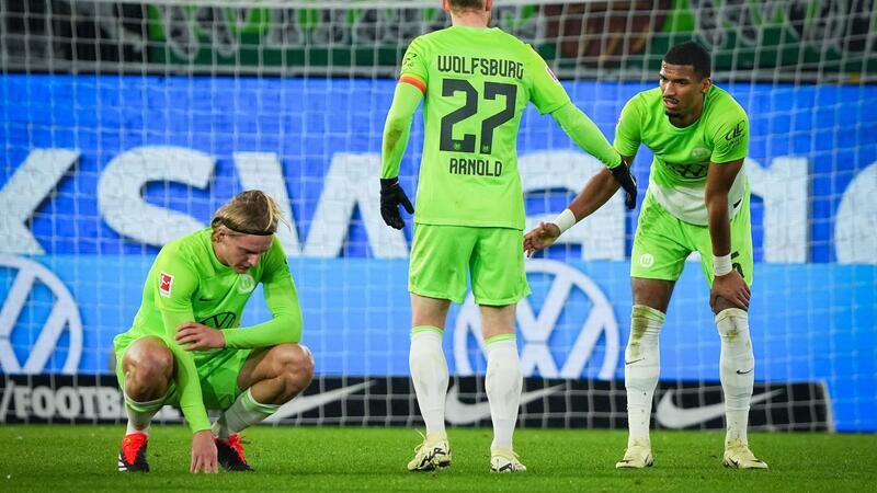 Arnold über Proteste gegen DFL: „Gibt Schlimmeres“ Sebastiaan Bornauw (l-r), Maximilian Arnold, und Cédric Zesiger von Wolfsburg zeigen sich nach dem Schlusspfiff enttäuscht.