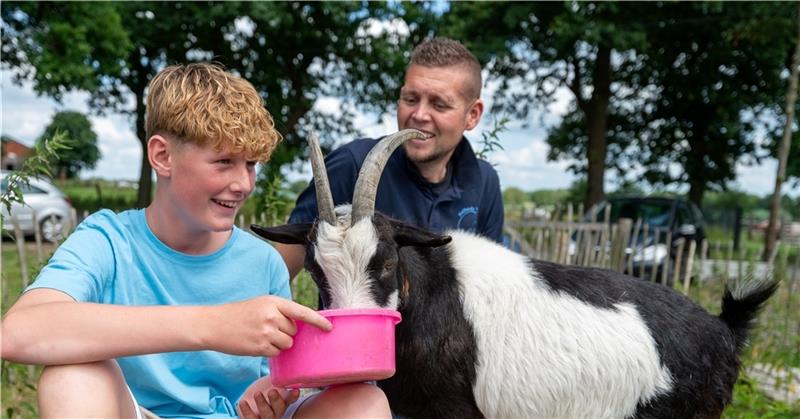 Betty, Isenhart und Grisu helfen Kindern beim Runterkommen Sebastian Cramer (rechts), Leiter des ländlichen Zentrums für tiergestützte Therapie und Pädagogik, füttert mit Kenny die Ziege Betty.