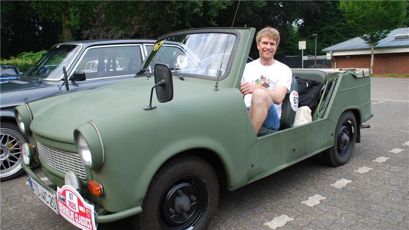 Niederelbe Classics: Coole Fahrer in ihren legendären Kisten Sebastian Deden mit seinem Trabi-Kübelwagen.
