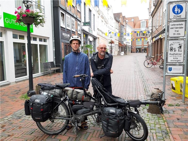Sebastian Fietz und Sven Marx (von links) sind mit ihrem Tandem durch ganz Deutschland gefahren - und auch durch Buxtehude. Foto: Frank