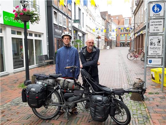 Radfahrer-Duo kritisiert fehlende Barrierefreiheit in Buxtehude Sebastian Fietz und Sven Marx (von links) sind mit ihrem Tandem durch ganz Deutschland gefahren - und auch durch Buxtehude. Foto: Frank