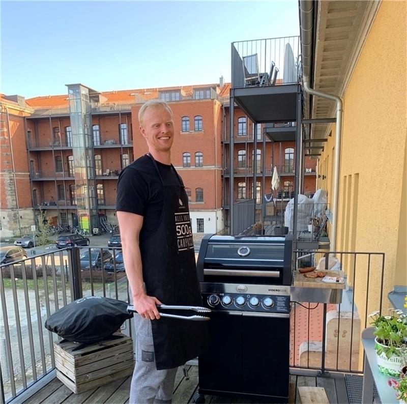 Sebastian Firnhaber grillt jetzt mehr auf seinem Balkon . Im Wohnzimmer hält er sich mit individuellem Training fit. Foto: Privat