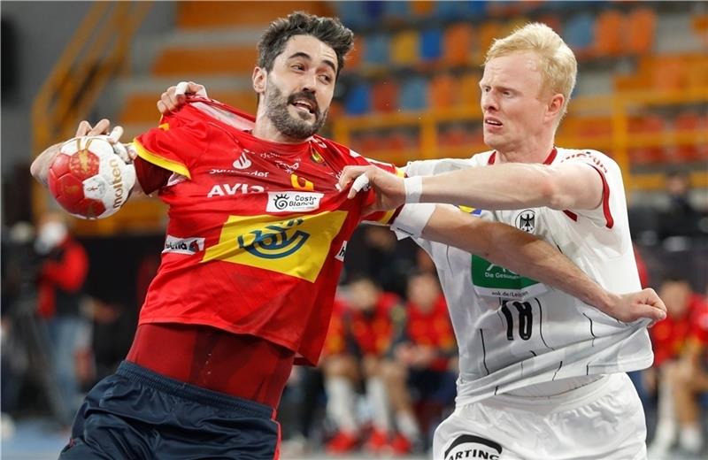 Sebastian Firnhaber (rechts) im Duell mit Spaniens Handball-Star Raúl Entrerrios. Foto: Josek/dpa