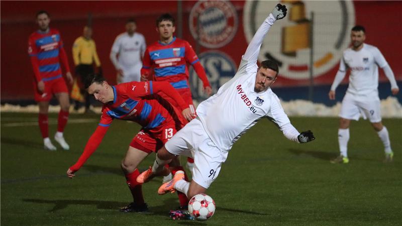 Sebastian Haut (links) holt Max Kruse von den Beinen.