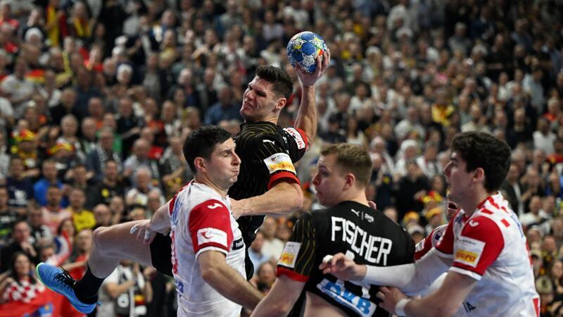 Trotz Pleite: DHB-Team steht im EM-Halbfinale Sebastian Heymann (hinten) und die deutschen Handballer unterlagen zum Abschluss der Hauptrunde Kroatien.