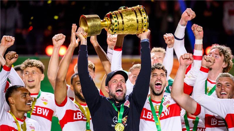 Sebastian Hoeneß jubelt mit dem DFB-Pokal in Berlin nach dem Finale 2025. (Archivbild)