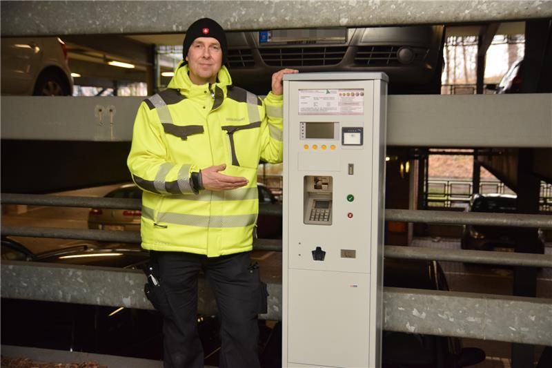Sebastian Holz, Parkraum-Überwacher bei der Stadt Stade, zeigt das neueste Modell, das am Montag in der Parkpalette am Bahnhof aufgebaut wurde. Foto: Strüning