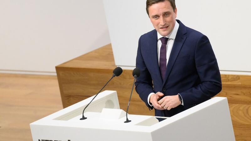 Sebastian Lechner (CDU), Vorsitzender der CDU-Fraktion, spricht im Landtag Niedersachsen.