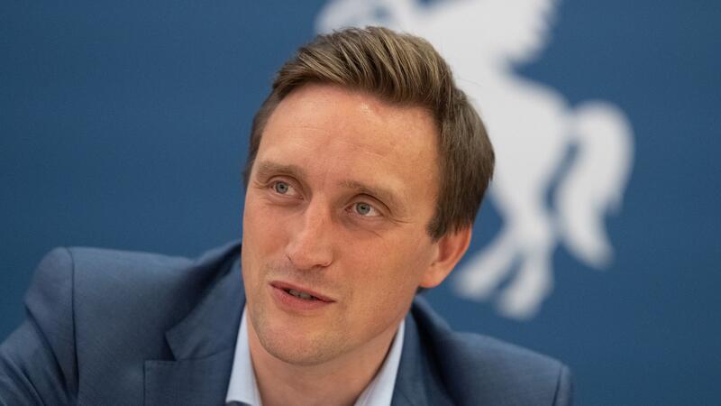 CDU-Fraktionschef will Lösungen bei Lehrermangel in Schulen Sebastian Lechner, Fraktionsvorsitzender der CDU im Landtag von Niedersachsen, gibt ein Interview.