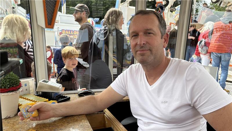 Pfingstmarkt: So trotzten Besucher und Schausteller dem Regen Sebastian Lorenz vom Riesenrad schätzt die familiäre Atmosphäre auf dem Pfingstmarkt und die gute Zusammenarbeit mit dem Heimatverein.
