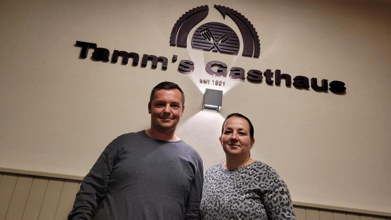 Wider das Restaurantsterben: Wie drei Köche ihre Landgasthöfe retten Sebastian Rautenberg betreibt Tamms Gasthof in Neuenkirchen bereits in vierter Generation. Neben ihrem Halbtagsjob bei der Stadt Geestland ist Ehefrau Peggy Chefin im Gasthaus-Service.