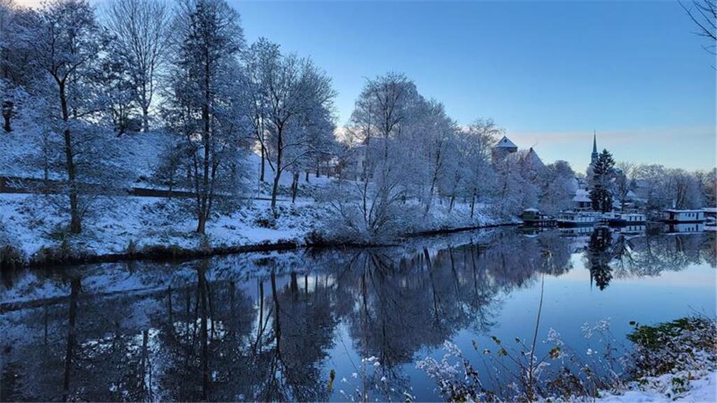Sebastian Renge hat diese winterliche Szenerie samt Hausbooten und St.-Wilhadi-K...