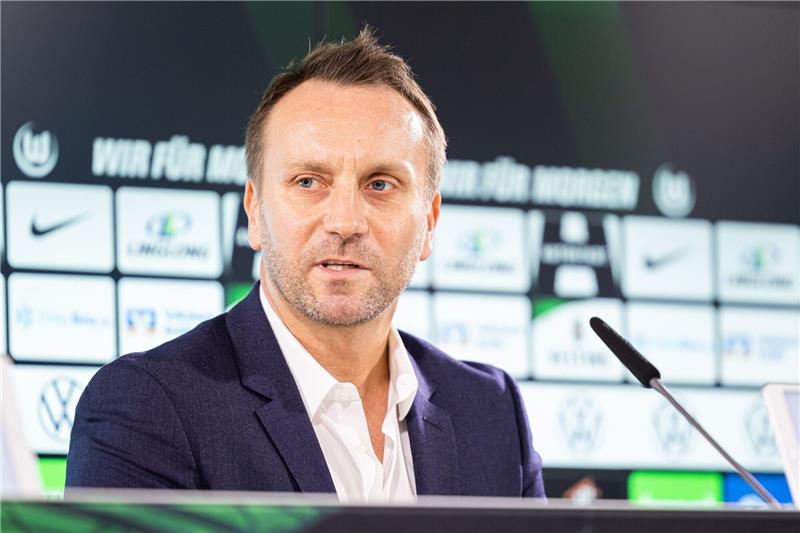 VfL Wolfsburg unterstützt umstrittene DFB-Nachwuchsreform Sebastian Schindzielorz, Sportdirektor beim VfL Wolfsburg, spricht während einer Pressekonferenz.