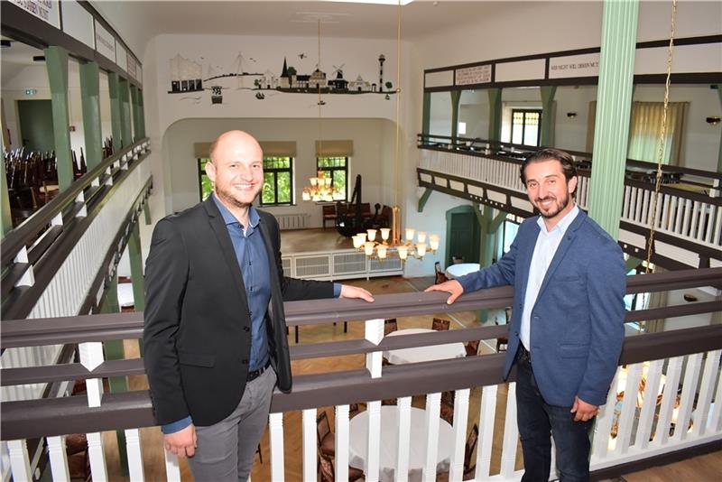 Sebastian Schmidt und Ilir Spaqaj präsentieren den frisch renovierten Saal des Fährhauses Kirschenland in Jork-Wisch (von links). Fotos: Vasel