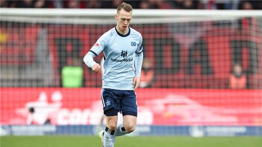 Sebastian Schonlau vom HSV spielt den Ball.