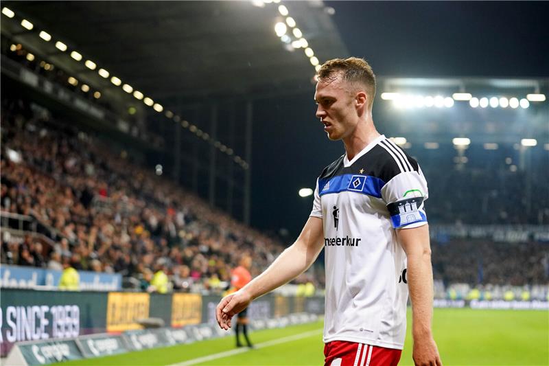 Als HSV-Trainer Walter mit St. Paulis Hürzeler in Streit geriet Sebastian Schonlau vom Hamburger SV geht nach seiner Roten Karte vom Spielfeld. Vor dem Stadtderby gegen den FC St. Pauli setzt der Kapitän auf Gelassenheit. Foto: Marcus Brandt/dp