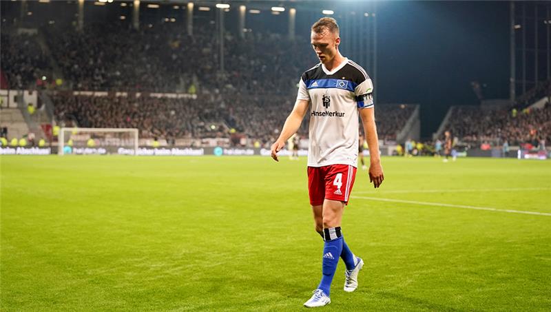 DFB-Pokal: Tritt der HSV ohne Schonlau an? Sebastian Schonlau vom Hamburger SV verlässt nach seinem Platzverweis das Spielfeld. Foto: Marcus Brandt/dpa