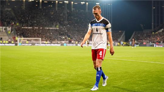 Sebastian Schonlau vom Hamburger SV verlässt nach seinem Platzverweis das Spielfeld. Foto: Marcus Brandt/dpa