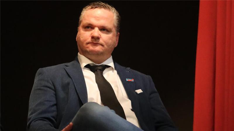 Podiumsdiskussion: Drochterser Schülerin lässt AfD-Kandidaten auflaufen Sebastian Sieg (AfD).