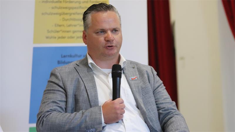 Sebastian Sieg (AfD) tritt bei der Kommunalwahl gegen Bürgermeister Mike Eckhoff an.
