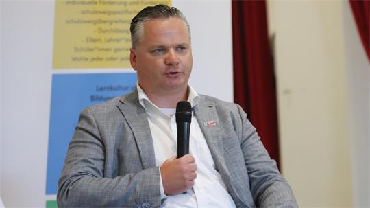 Sebastian Sieg (AfD) tritt bei der Kommunalwahl gegen Bürgermeister Mike Eckhoff an.