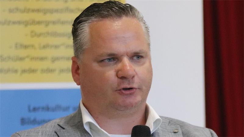 Der Bürgermeister bleibt, aber 13 neue Gesichter in Drochtersen Sebastian Sieg erhielt von allen die meisten Stimmen.