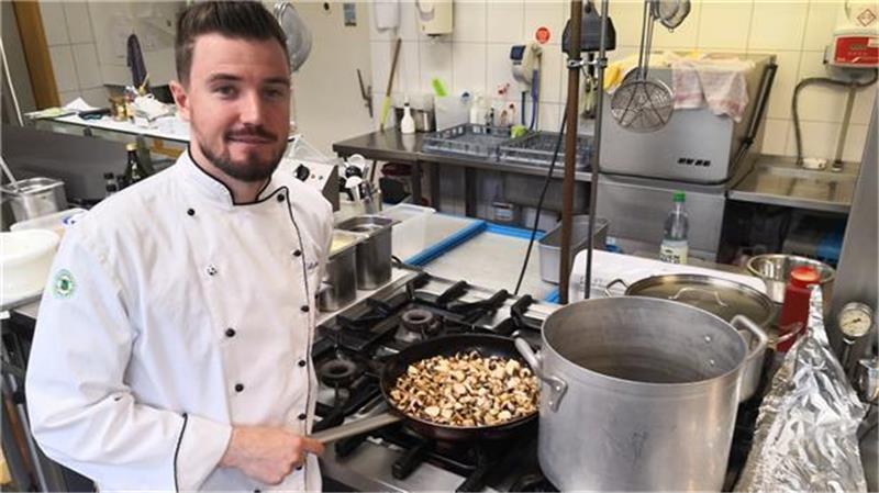 Teurer Restaurantbesuch: Wie Köche jetzt kalkulieren müssen Sebastian Uecker hat den Wurster Hof in Dorum übernommen. Foto: Wessolowski