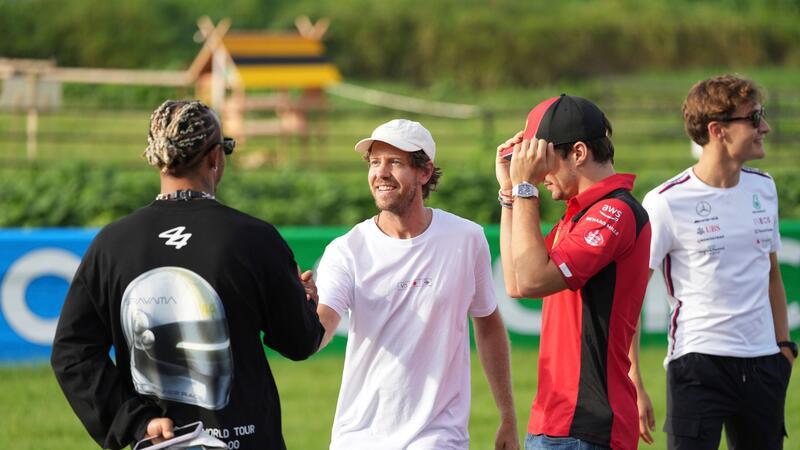 30 Jahre nach Sennas Tod: Vettel ehrt die Formel-1-Legende Sebastian Vettel (M) will mit mehreren Aktionen an die in Imola verunglückte Formel-1-Legende Ayrton Senna erinnern.
