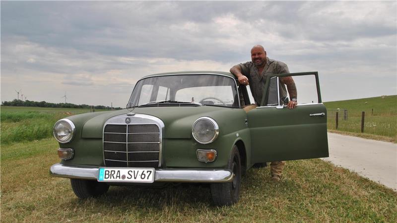Sebastian de Beer fährt seinen W 110 erst seit dem Frühjahr. Foto: Schönig