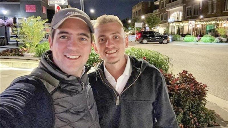 Sebastian (links) und Travis kannten sich bis vor wenigen Wochen nur aus der Ferne. Zur Hochzeit überraschte der Rotenburger seinen „genetischen Zwilling“ als Paketbote.