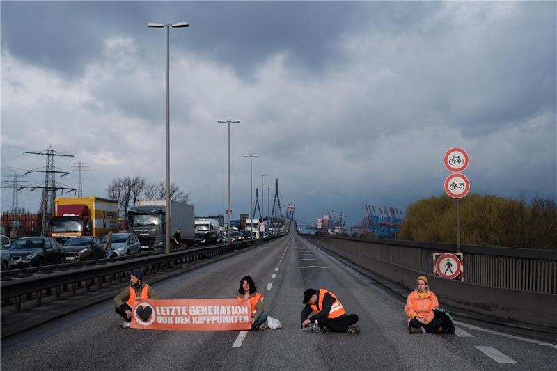 Köhlbrandbrücke nach Protestaktion beschädigt Sechs Aktivisten sollen sich auf der Köhlbrandbrücke festgeklebt haben. Foto: Letzte Generation/Twitter