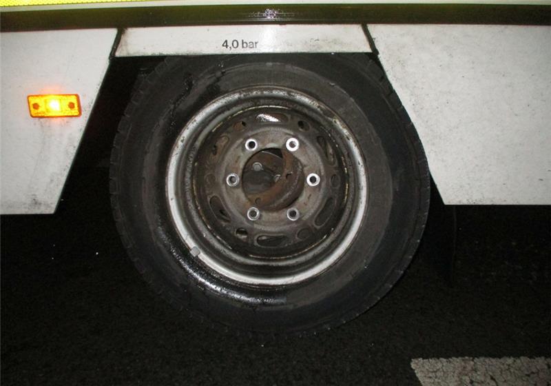 Sechs Bolzen fehlten am Rettungswagen. Foto: Polizei