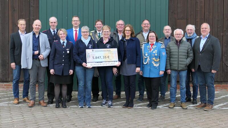 Sechs Drochterser Vereine freuten sich über den kleinen Geldsegen aus der Bürgerstiftung.