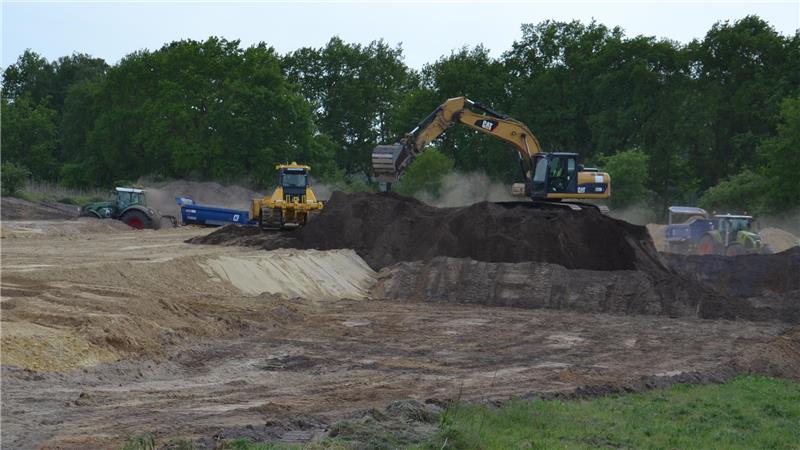 Tennet baut in Zeven ein Lager für Suedlink-Kabel Sechs Hektar misst das Grundstück, auf dem derzeit Mutterboden abgetragen und Sand für den Kabellagerplatz aufgefahren wird. Foto: Kratzmann