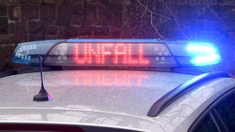 Sechs Kinder und zwei Erwachsene sind bei einem Verkehrsunfall bei Henstedt-Ulzburg verletzt worden (Symbolbild)