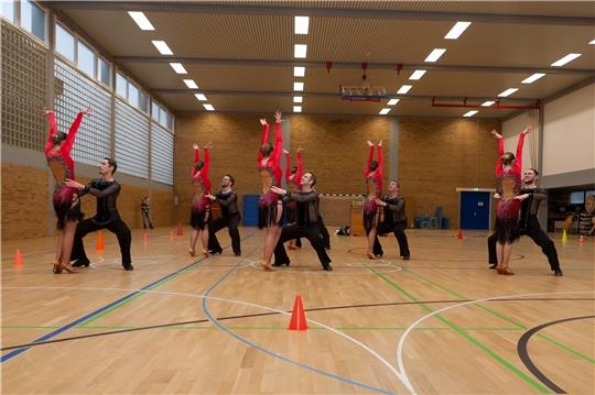 Sechs Latein-Paare tanzen die Choreografie „Wir zusammen“ nach vor allem deutscher Musik. Vor vier Tagen war Generalprobe. Fotos: Bernd Wetekam (Verein)