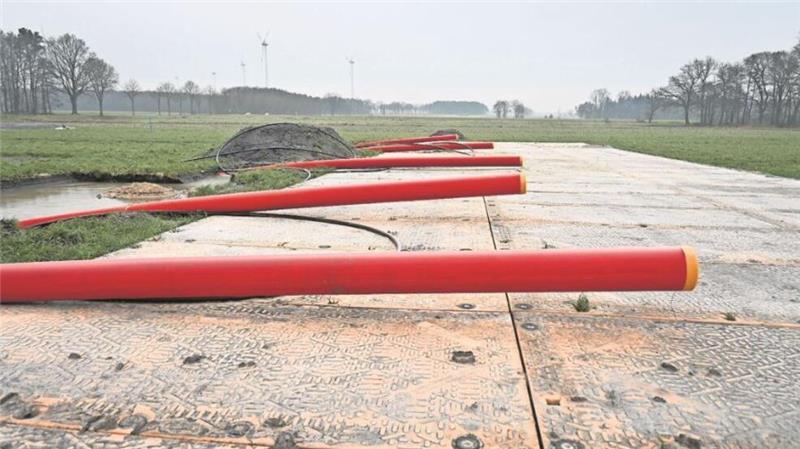 Suedlink-Trasse: Hier sorgt sich ein Landwirt – Eingriff in Eigentumsrechte Sechs Leerrohre verschwinden in der Feldmark von Sothel im Erdboden. Hier wird die Stromtrasse Suedlink gebaut.